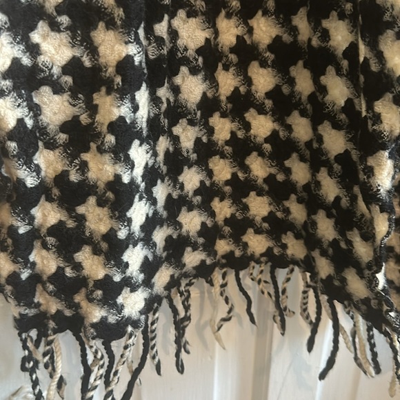 Scarf (believe it’s wool) - Picture 6 of 13